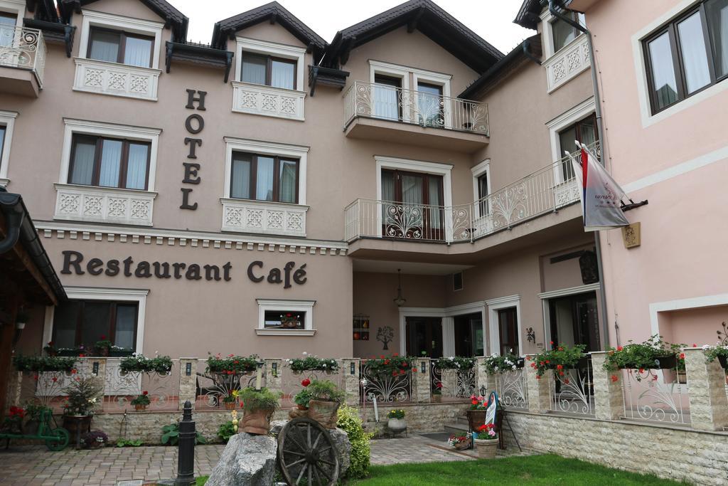 Hotel Slavia Salonta Exteriér fotografie