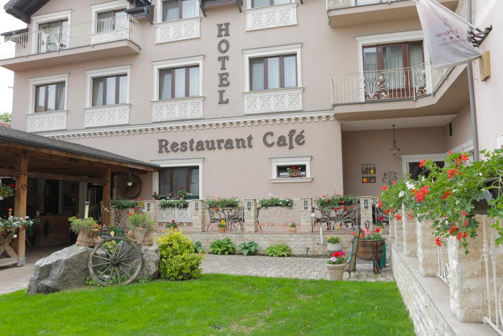 Hotel Slavia Salonta Exteriér fotografie